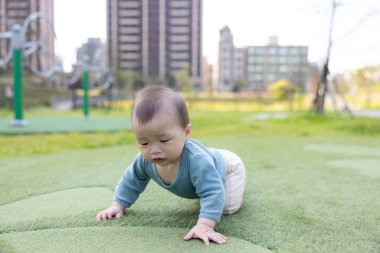 Küçük bebek yalnız başına emekleyerek doğayı keşfeder.