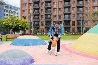 Bebek anne rehberliğinde ilk adımı atıyor.