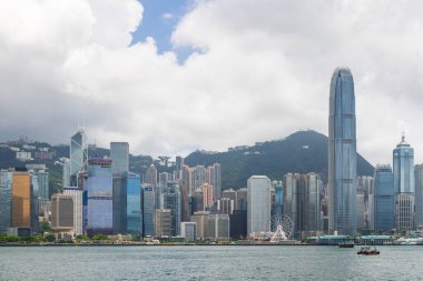 Hong Kong 20 Haziran 2023: Gündüz Victoria limanı modern gökyüzü manzaralı şehir manzarası
