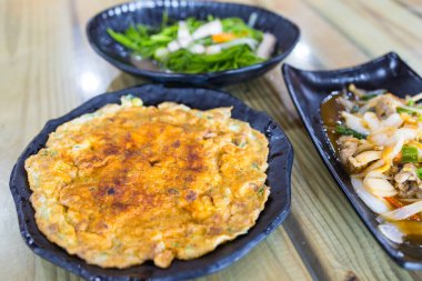 Geleneksel Tayvan usulü korunmuş turp yumurtası omleti.