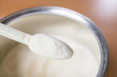 Bebek maması kepçesi dolu barut kutusuyla