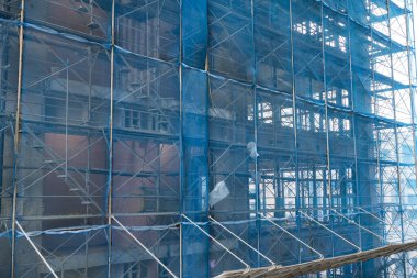 Mavi duvar güvenlik ağlı yüksek bina