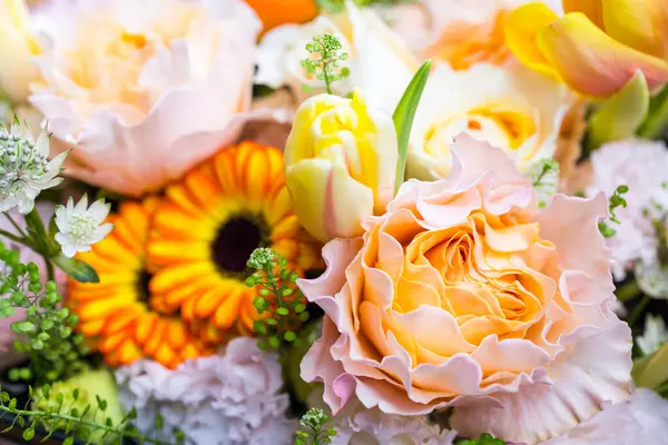 Kore ev çiçeklerinde zarif bir turuncu buket.