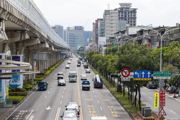 Tayvan 12 Mart 2025: Araç ve trafik işaretli şehir yolu