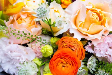 Yumuşak turuncu çiçekli Kore tarzı çiçek tasarımı