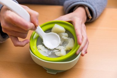 Öğütücüyle Sağlıklı Bebek maması Püresi Hazırlanıyor