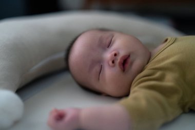 Bebek yatak odasında huzur içinde dinleniyor.