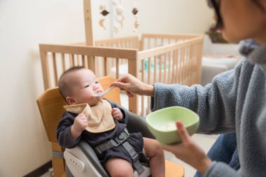 Bebekler anne babalarıyla beslenme zamanı geçiriyorlar.