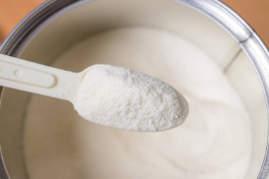 Plastik kepçeli sağlıklı süt formülü