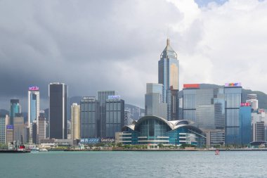 Hong Kong 20 Haziran 2023: Viktorya Limanı 'nın berrak gökyüzü altındaki manzaralı silueti
