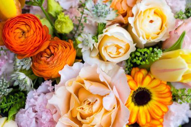 Turuncu şakayık ve güllerle yumuşak bir çiçek aranjmanı