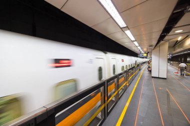 Taipei, Tayvan 26 Kasım 2024: Tayvan ana istasyon platformunda yüksek hızlı demiryolu