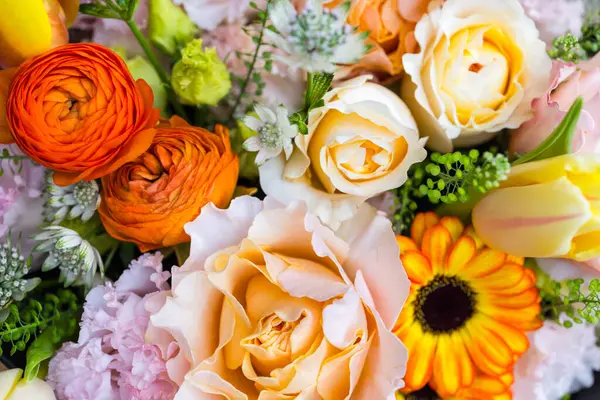 Turuncu şakayık ve güllerle yumuşak bir çiçek aranjmanı