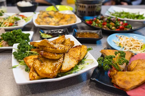 Otantik Tayvan kızartma tabakları masada servis edilir.