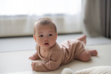 Küçük bebek yerde sürünüyor.