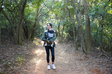 Doğayı bebeğiyle keşfeden bir kadın