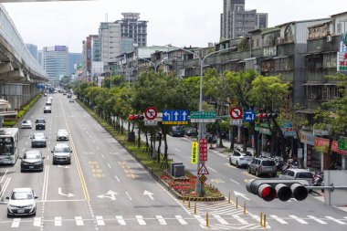 Tayvan 12 Mart 2025: Taipei şehir caddesinde gündüz trafik