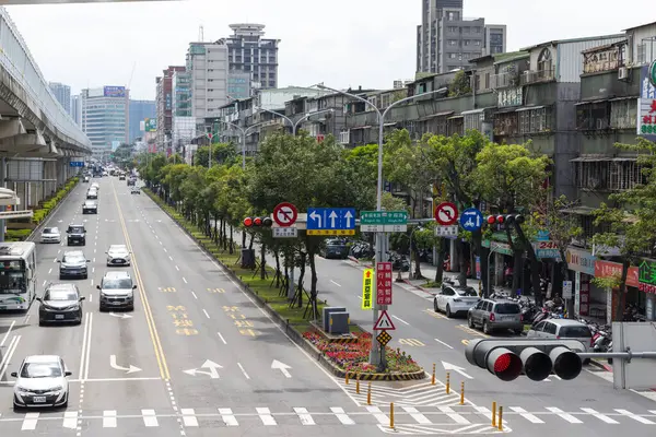 Tayvan 12 Mart 2025: Taipei şehir caddesinde gündüz trafik