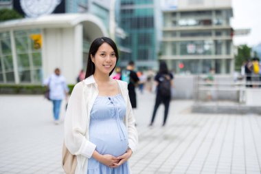 Şehir Sokaklarında Yürüyen Hamile Kadın