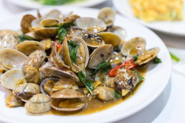 Hong Kong Sokak Gıda Dükkanında Kızarmış Midye Karıştırma