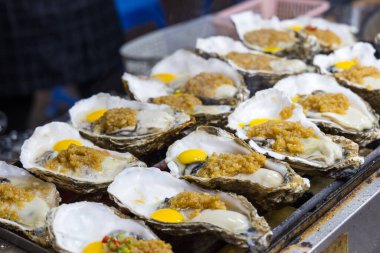 Taze çiğ istiridye, sarımsak ve yumurta sarısı.