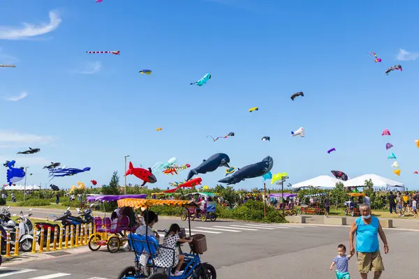 Tayvan 10 Eylül 2023: Hsinchu Uçurtma Festivali 'nde Renkli Uçurtmalar