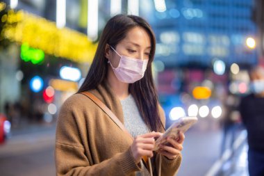 Şehirde Gece Yüzü Maskeli Asyalı Kadın