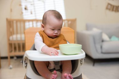 Küçük bebek yemek için bekliyor.