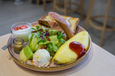 Meyve ve yoğurtla taze sabah kahvaltısı.