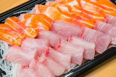 Taze somon ve daha büyük amberjack sashimi.