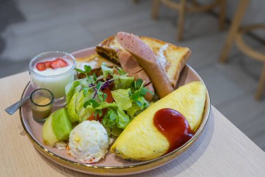 Ahşap masa üzerinde sunulan lezzetli kahvaltı