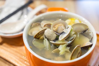 Taze sebze suyuyla sıcak midye çorbası.