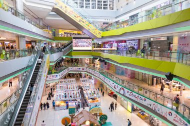 Hong Kong, 30 Mart 2024: Moda mağazaları olan kapalı alışveriş merkezi