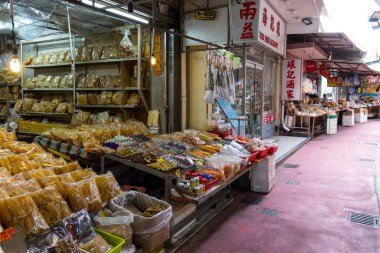 Hong Kong 28 Nisan 2024: Yuen Long bölgesindeki Hong Kong 'da geleneksel kurutulmuş deniz ürünleri dükkanı 