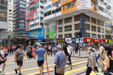 Hong Kong, 27 Nisan 2024: Hong Kong Wan Chai 'de yoğun bir sokak sahnesi