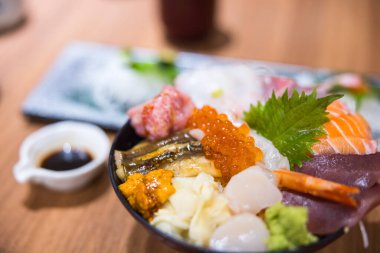 Japon saşimi pirinç kasesi ve taze balık.