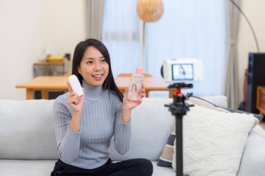 Kadın Güzellik Ürünleri Tanıtımını Kaydetmek için Kamera Kullan