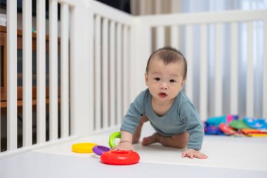 Beşik boşluğunda emeklemeyi öğrenme