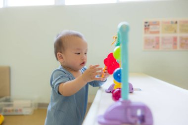 Sevimli bebek oyuncaklarla oyun evini keşfediyor.