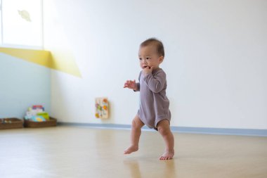 Küçük çocuk oyun alanında ilk adımı attı.