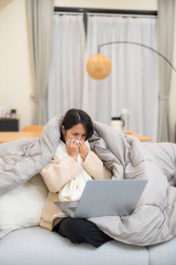 Kadın dizüstü bilgisayarla kendini hasta hissediyor.
