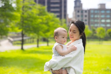 Bebek annesiyle birlikte parkta.