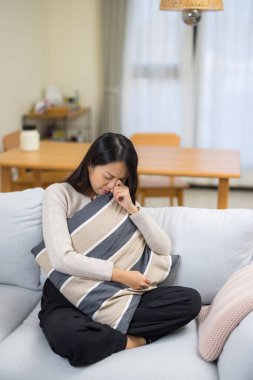 Kadın Üzgün Ağlıyor Yumuşak Yastığı Tutuyor