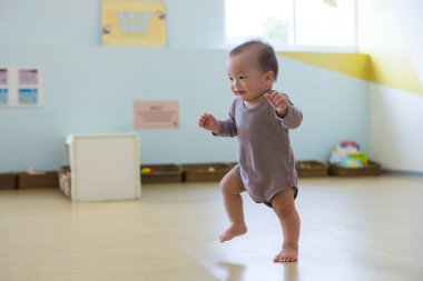 Kapalı alanda oyun zamanı bebek ilk adımı at