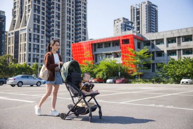 Genç Anne Bebek Arabasıyla Dışarıda Dolaşıyor