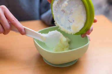 Ev yapımı patates püresi Öğütücüyle yapılıyor.