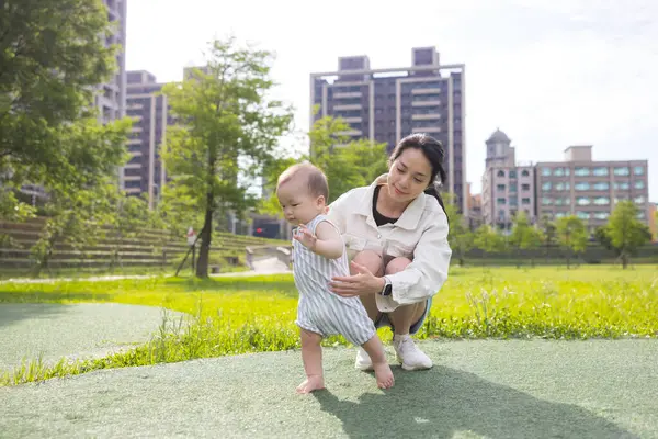 Anne ve çocuk parkta eğleniyor.