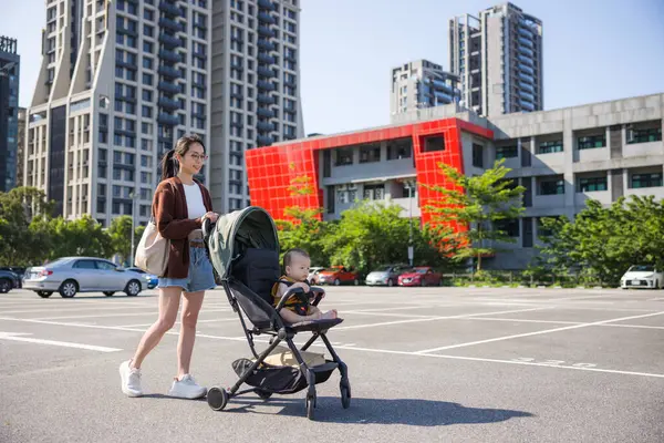 Genç Anne Bebek Arabasıyla Dışarıda Dolaşıyor