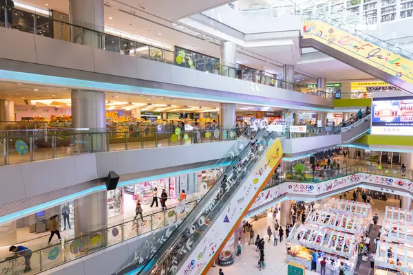 Hong Kong, 30 Mart 2024: Müşterilerle modern alışveriş merkezi
