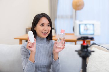 Bayan Video Çekip Güzellik Ürünlerini Tanıt